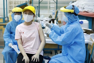 Năm 2023, Việt Nam vẫn tiêm miễn phí vắc-xin phòng Covid-19