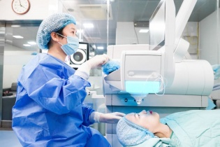 Tin mới về y tế ngày 28/5: Gia tăng trẻ mắc tật khúc xạ; Cảnh báo người trẻ mắc bệnh lao phổi