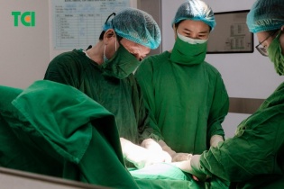 Phẫu thuật thành công cho bệnh nhân mang khối u khổng lồ