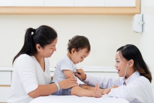 Tin mới về y tế ngày 8/7: Ban hành hướng dẫn khám sức khỏe định kỳ cho trẻ dưới 24 tháng tuổi 
