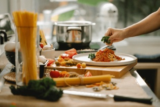 Tin mới về y tế ngày 18/7: Ứng phó với ngộ độc thực phẩm trong mùa mưa bão