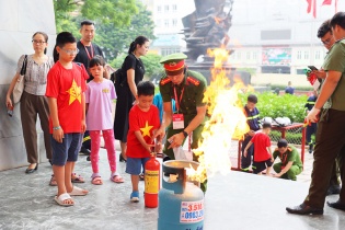 Học sinh Hà Nội trải nghiệm kỹ năng chữa cháy, thoát nạn