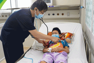 Sốt xuất huyết vào mùa, cảnh báo dấu hiệu nguy hiểm cần phải cho trẻ nhập viện sớm