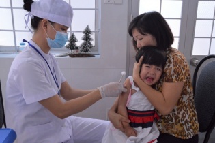 Triển khai nhiều giải pháp, vắc-xin vẫn thiếu