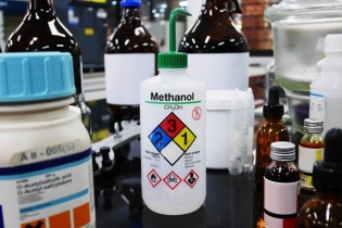 Nhiều người bị ngộ độc rượu chứa Methanol, có người mù hoàn toàn