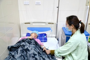 Hỗ trợ cậu bé 8 tuổi mắc ung thư máu không còn tiền chạy chữa