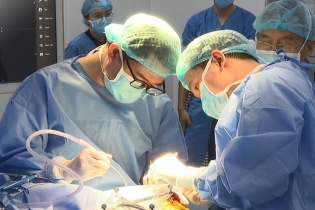 Tin mới y tế ngày 1/2: Thay đốt sống cổ nhân tạo cho người bệnh đau vai gáy