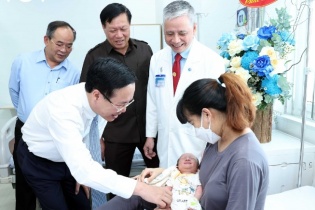 Tin mới y tế ngày 23/2: Chủ tịch nước thăm, động viên đội ngũ nhân viên y tế
