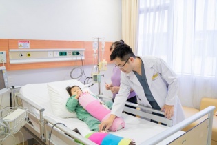 Tin mới y tế ngày 18/3: Phẫu thuật nội soi toàn bộ cho bệnh nhi mắc tim bẩm sinh