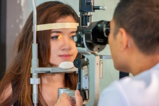 Tin mới y tế ngày 22/3: Nguy cơ mù lòa vì lạm dụng thuốc nhỏ mắt