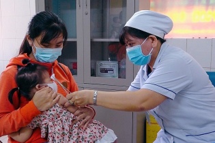 Tin mới y tế ngày 5/4: Hà Nội duy trì tiêm chủng vắc-xin đạt tỷ lệ cao