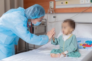 Bà hiến gan cứu sống cháu gái 2 tuổi suy gan giai đoạn cuối