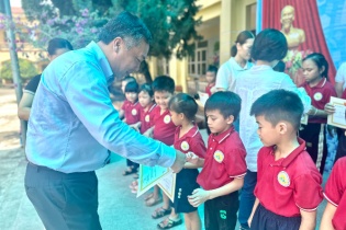 100 suất học bổng đến với trẻ em nghèo hiếu học tại Hà Nam