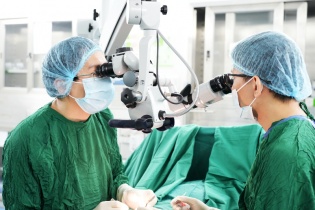 Hành trình gian nan tìm con của gia đình hiếm muộn