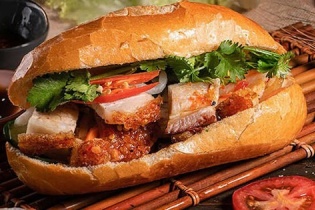 Hơn 320 người ngộ độc thực phẩm sau khi ăn bánh mỳ