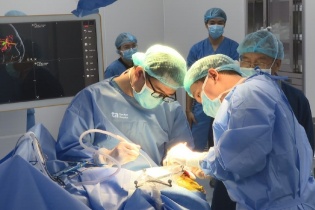 Đau đầu, nhìn mờ, khám phát hiện u màng não