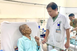Vượt qua thách thức trong phẫu thuật nội soi lấy sỏi mật cho cụ ông 99 tuổi