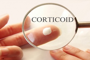 Suy thượng thận do dùng thuốc chứa corticoid liều cao liên tục