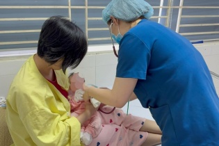 Cảnh báo lây truyền thủy đậu từ mẹ sang trẻ sơ sinh