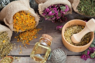 Phù nề toàn thân do uống thuốc Nam không rõ nguồn gốc