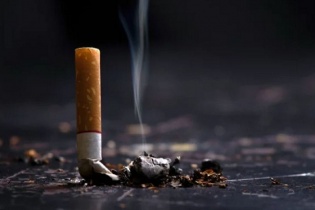 Suýt bị cưa chân vì nghiện thuốc lá