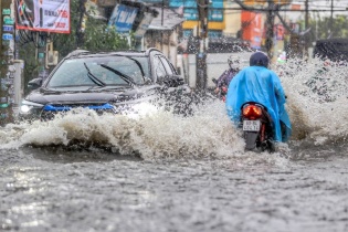 Bảo đảm nước sạch, vệ sinh môi trường trong mùa mưa lũ