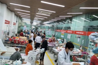 Nỗ lực cứu chữa người bệnh trong mưa lũ