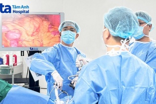 Phẫu thuật cắt hàng trăm polyp đại tràng hóa ác, triệt căn ung thư