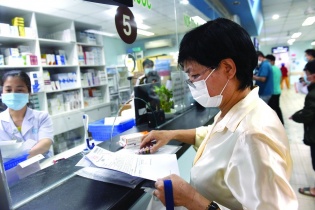 Chưa hết lo khi người bệnh bảo hiểm y tế phải mua thuốc ngoài