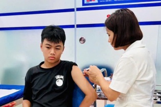 Hà Nội tổ chức tiêm vắc-xin phòng uốn ván - bạch hầu cho trẻ 7 tuổi