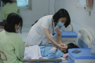 Trẻ mắc sởi nhập viện hàng loạt, nhiều em chưa tiêm vắc-xin