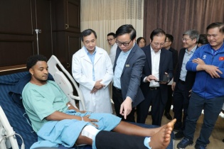 Lãnh đạo Bộ Y tế thăm, chúc mừng cầu thủ Xuân Son phẫu thuật thành công