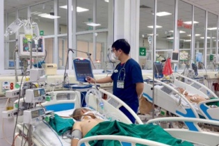 Nhiều bệnh nhân nguy kịch phải thở máy, lọc máu vì viêm phổi
