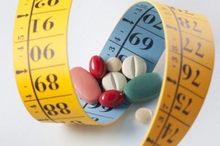 Tin mới y tế ngày 4/3: Tổn thương não sau khi uống thuốc giảm cân chứa chất cấm