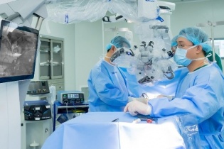 Tin mới y tế ngày 7/4: Cải thiện chất lượng sống nhờ công nghệ phẫu thuật cột sống thần kinh mới