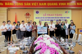 Bộ Y tế tiếp nhận nửa triệu liều vắc-xin sởi do FPT Long Châu trao tặng