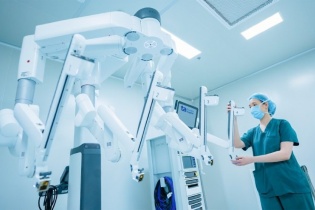 Tin mới y tế ngày 2/5: Robot phẫu thuật hiện đại nhất Đông Nam Á có mặt tại TP.HCM