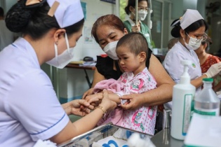 Sắp ngừng cấp thẻ BHYT giấy, người dân đi khám bệnh cần lưu ý gì