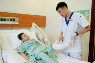 Bệnh nhi nhỏ tuổi nhất thế giới được thay toàn bộ xương đùi bằng công nghệ in 3D 