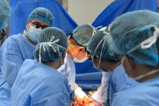 Tin mới y tế ngày 26/6:  Xuyên đêm hồi sinh sự sống từ lá gan hiến tặng