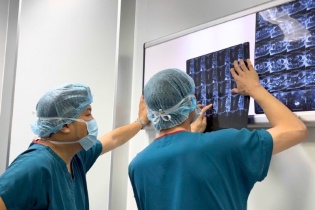 Tin mới y tế ngày 12/7: Phẫu thuật cột sống ít xâm lấn cho người cao tuổi