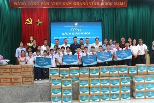 Nhà xuất bản Giáo dục Việt Nam tặng gần 19.000 cuốn sách giáo khoa cho học sinh vùng lũ Sơn La Nhà xuất bản Giáo dục Việt Nam tặng gần 19.000 cuốn sách giáo khoa cho học sinh vùng lũ Sơn La