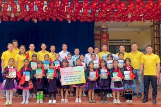 Nhà xuất bản Giáo dục Việt Nam tiếp sức học sinh vùng khó khăn trước thềm năm học mới