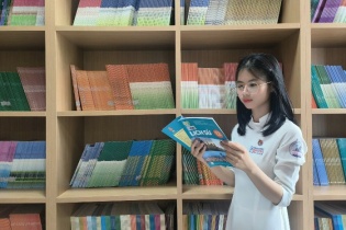 Nhà xuất bản Giáo dục Việt Nam tặng sách cho thư viện thông minh Trường THPT Nguyễn Chí Thanh