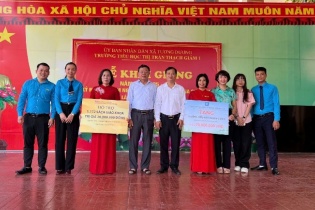 Hơn 17.000 cuốn sách giáo khoa tặng học sinh vùng lũ Nghệ An nhân dịp khai giảng năm học mới