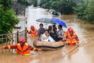 Nguy cơ bùng phát dịch bệnh sau mưa lũ do bão số 10
