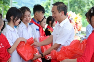 Thêm cơ hội học tập cho học sinh miền núi bằng những cuốn sách giáo khoa ý nghĩa