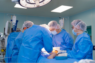 Bệnh nhi 12 tuổi đầu tiên tại Việt Nam được thay khớp háng toàn phần bằng công nghệ in 3D