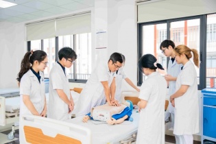 Tin mới y tế ngày 19/10: Tăng lực lượng điều dưỡng, nâng chất lượng chăm sóc người bệnh