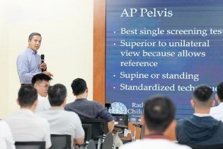 Tin mới y tế ngày 30/10: Chuyên gia quốc tế chia sẻ kỹ thuật bảo tồn khớp háng tại Việt Nam